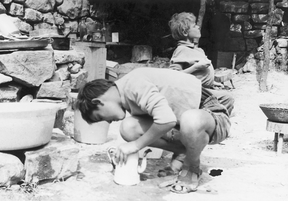 Janmari, campement de L'Île d'en bas, 1969. À l'arrière-plan, Cornemuse.