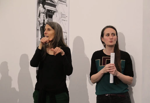 Affiche Visite orale des expositions interprétée en LSF (langue des signes française) <i class="fa fa-sign-language fa-lg"></i>